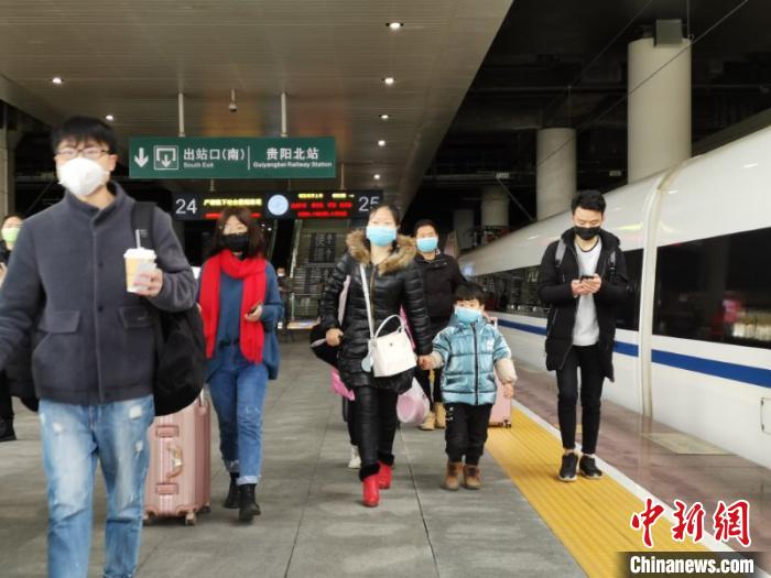 图为准备乘车的旅客。 刘江 摄