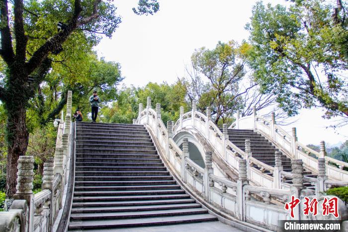 图为疫情期间的桂林榕湖双拱桥。　杨宗盛 摄