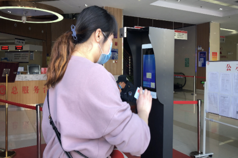 安徽首款人脸测温安康码核验一体机正式投用