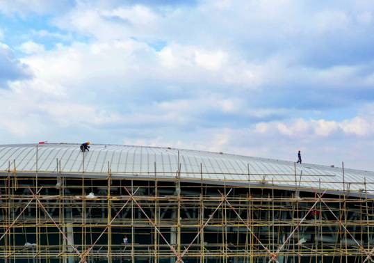 市体育中心加快施工