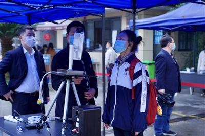 直击成都高三返校首日：入校安检严 就餐不许面对面