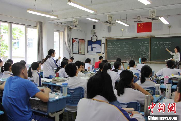资料图：图为山东高三学生在教室中上课，备战高考。　赵晓 摄