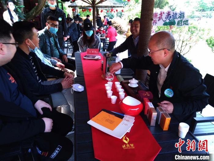4月8日，武夷山市长谢启龙(右1)在景区为旅客讲解并泡茶。　张丽君 摄