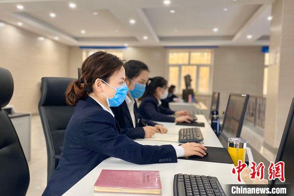 高铁“女医生”为接触网做“B超” 30天未与家人见面