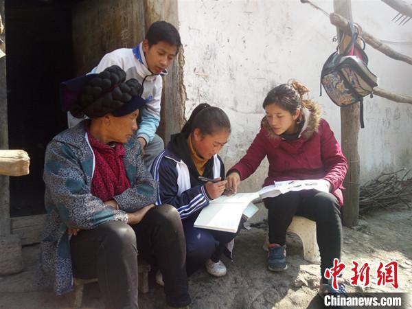 四川凉山“爱心使者”教育扶贫10年 救助贫困学子2500余人次