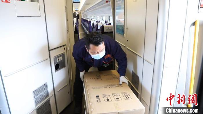 20台医疗设备“乘”高铁驰援口岸疫情防控