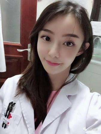 保安心脏骤停 女医生跪地施救 网友：你飞奔的样子真美