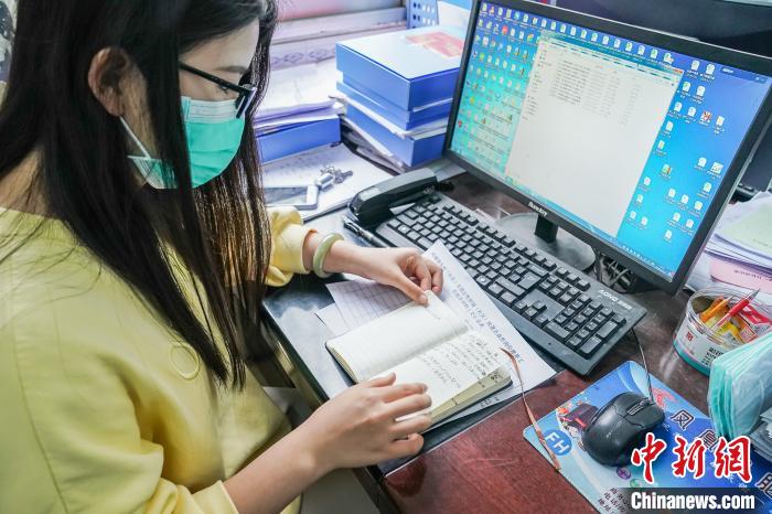 图为工作中的林丹丹。　陈冠言 摄