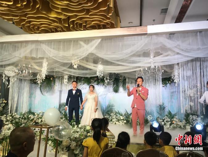 疫情下30多场婚礼主持被取消 主持人“转岗”开起货车