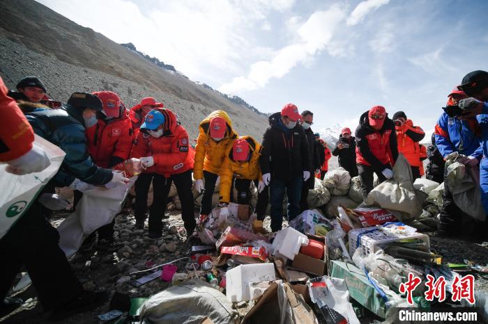 5月11日，珠峰大本营举行2020年春季登山垃圾清理回收。　何蓬磊 摄