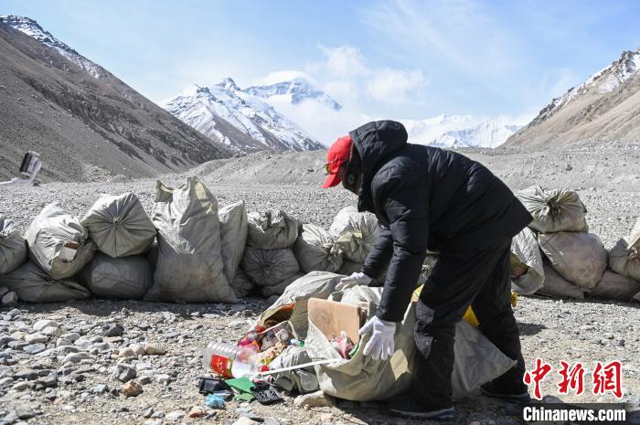 5月11日，珠峰大本营举行2020年春季登山垃圾清理回收。　何蓬磊 摄