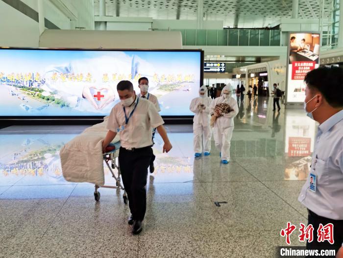 一名孕妇登机口紧急产子 武汉机场紧急施救保母子平安