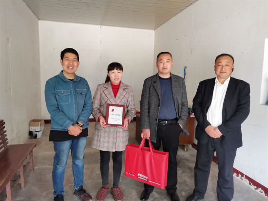 为杨克芳家庭送去“五好家庭”证书和奖品_副本1.jpg
