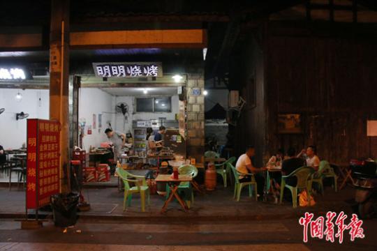 路边摊老板：操心生计，我“不是一个人在战斗”