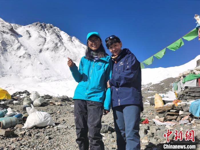 蔡艳娟成功登顶“世界之巅”成为首位登上珠峰的宁夏女性