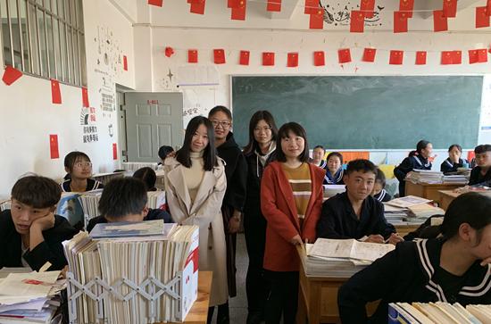 “我愿做摆渡人，在春暖花开里等待学生归来”