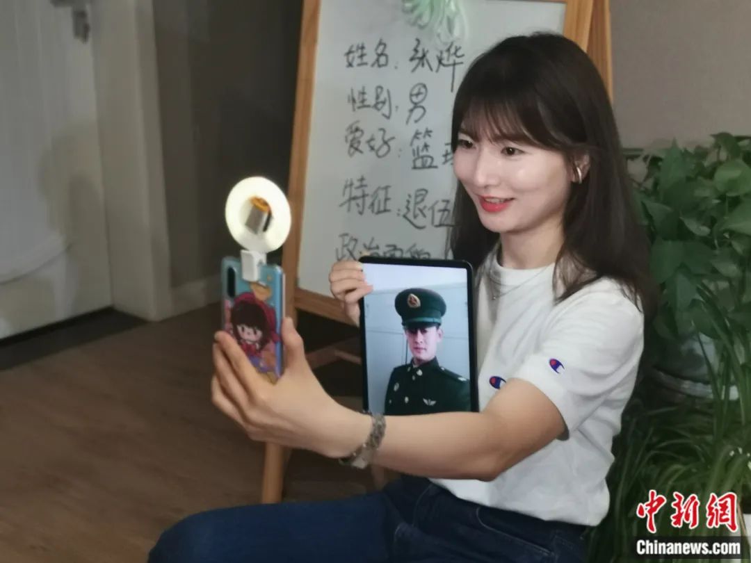 高校老师做主播 在直播间“吆喝”帮学生就业