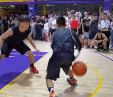 13岁独臂篮球少年火到国外 激励更多人勇敢追梦