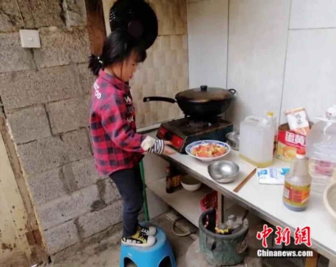 7岁女孩踩凳子炒菜：只是做了应该做的 有奶奶才有家