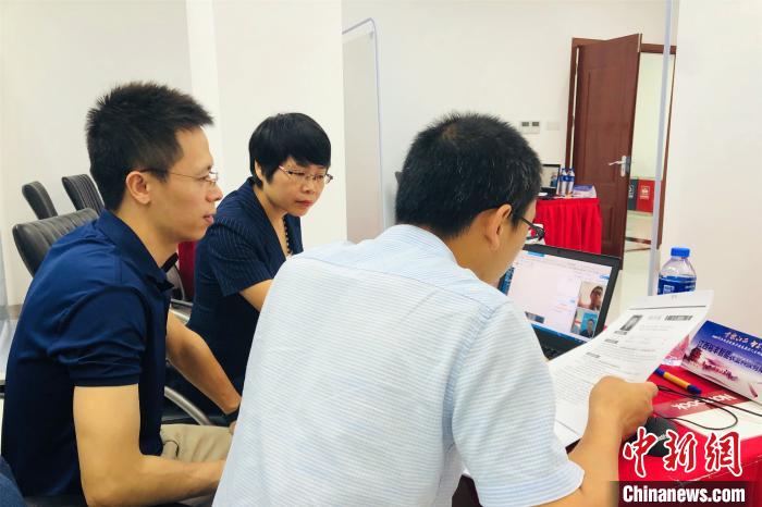 6月12日，江西省优势产业高层次人才网络云招聘会现场，招聘人员与求职者们线上“见面”，进行“视频群面”。　吴鹏泉 摄