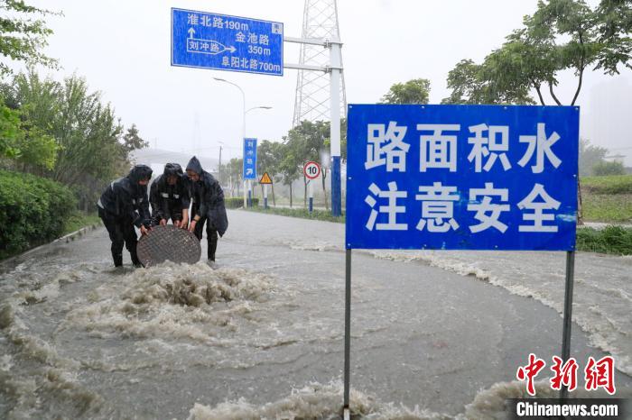 安徽合肥发布暴雨黄色预警 局部路段出现洪涝