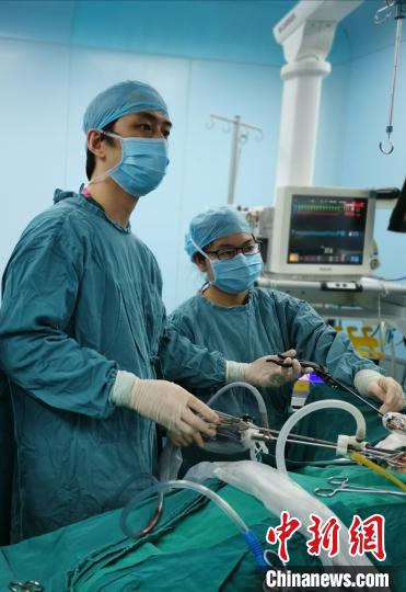 5岁男孩患“重叠肾” 医生微创手术切除多余肾