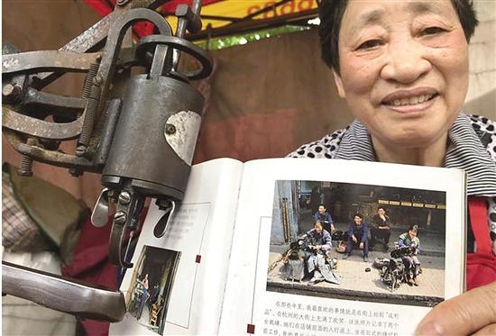 老奶奶在绍兴古桥摆摊48年 补鞋价格多年未涨