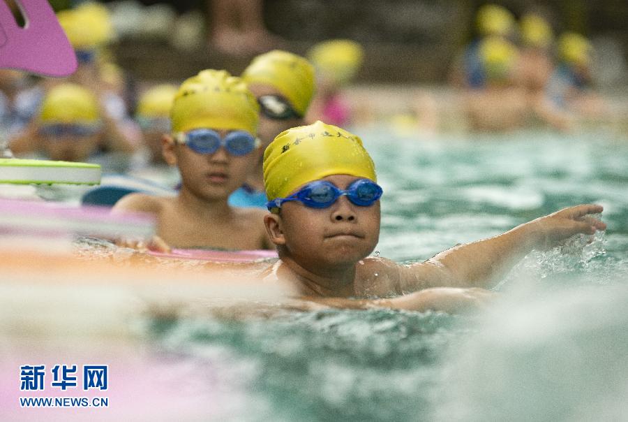 严防溺水，不如免费“补上”游泳课
