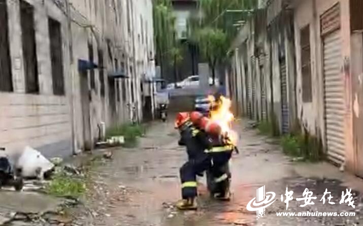 煤气罐喷火 消防员抱起下二楼