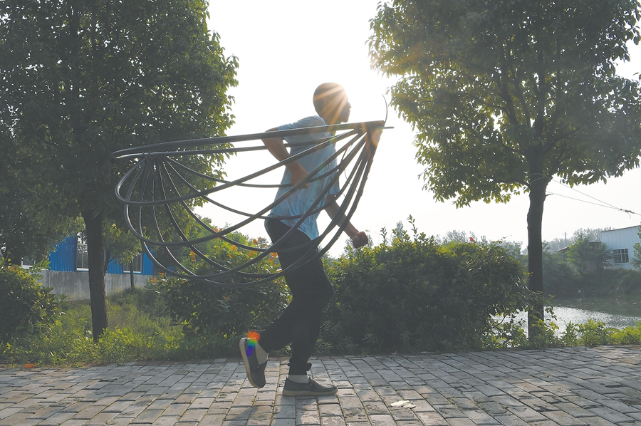 【走向我们的小康生活】残疾父子携手战逆境