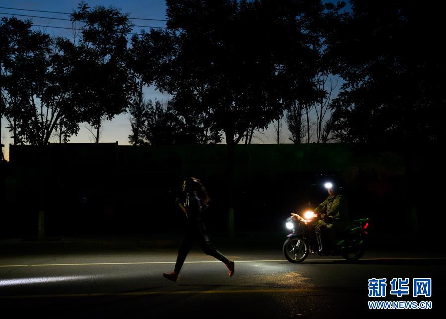 父爱如灯！他为女儿打造了一座“健身房”