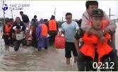安徽省军区抗洪突击队冒雨驰援革命老区解救被困群众 