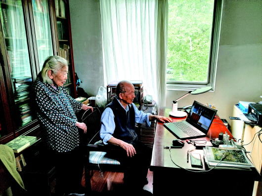 教授“侠侣”捐千万元助学，深藏功与名