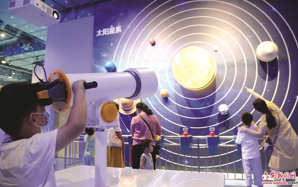 这个暑假， 科技馆成为“新宠”