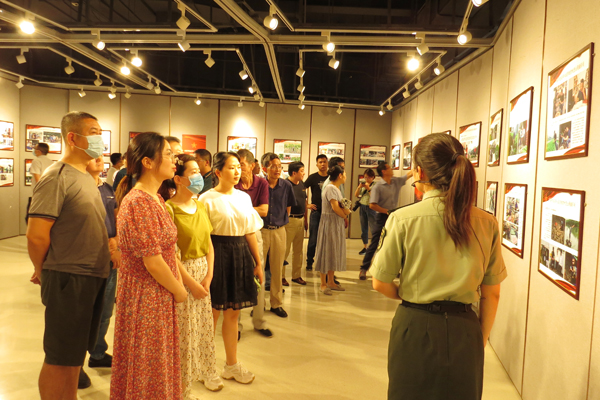 市一谷一带办党支部组织参观我市退役军人投身脱贫攻坚主题摄影展