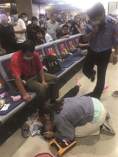 火车站里乘客晕倒 女大学生救人赢得"黄金4分钟"