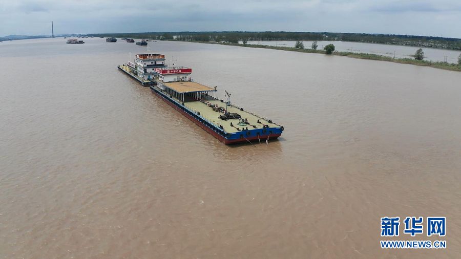 图片故事：守望长江的“女汉子”