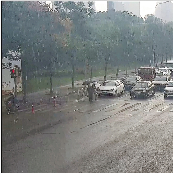 拄拐老人过斑马线 人行道绿灯为他亮了137秒