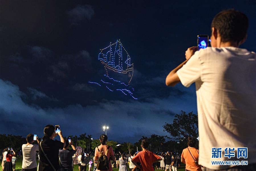 无人机灯光秀亮相海口夜空