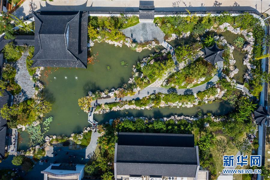 返程高峰里的"网红服务区":歇个脚像逛了趟街