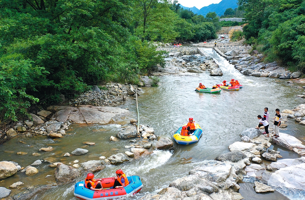 【全面建成小康社会“百城千县万村调研行”】 大湾村，红红火火旅游地