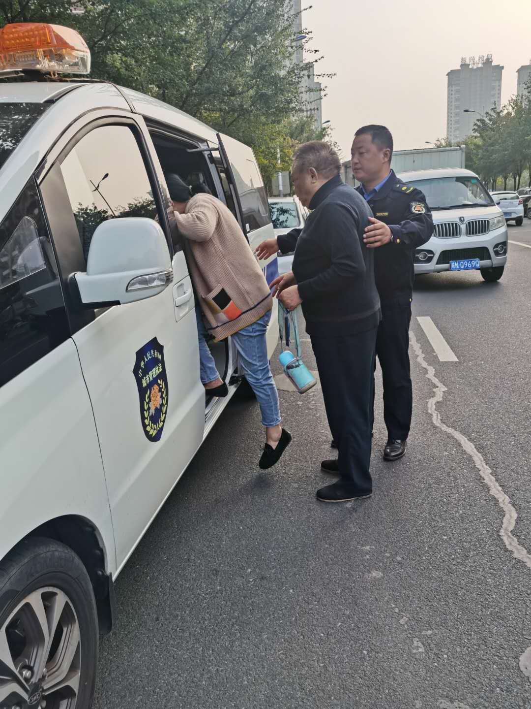 学生家长突发疾病，裕安城管伸出援手