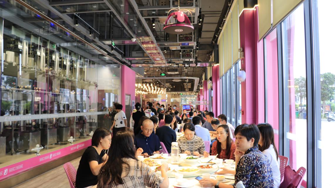 机器人“徒弟”传承大厨手艺！碧桂园这家餐厅全是机器人，炒菜送菜全都行！