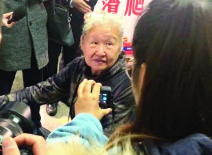 76岁“潮奶奶”报名考驾照 年轻时是“学霸”