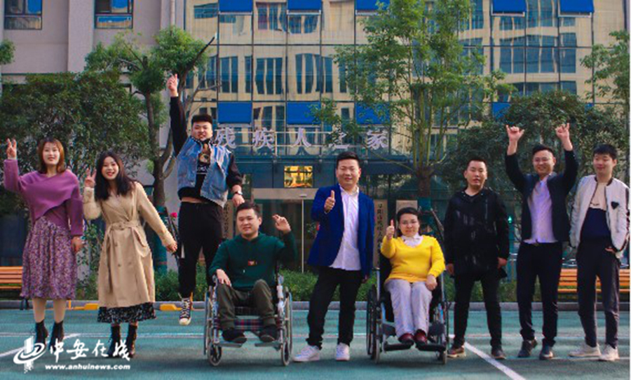 杨道林（右五）和公司部分员工合影。.jpg