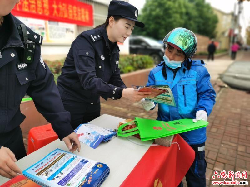 舒城县公安局柏林派出所开展宪法宣传活动 