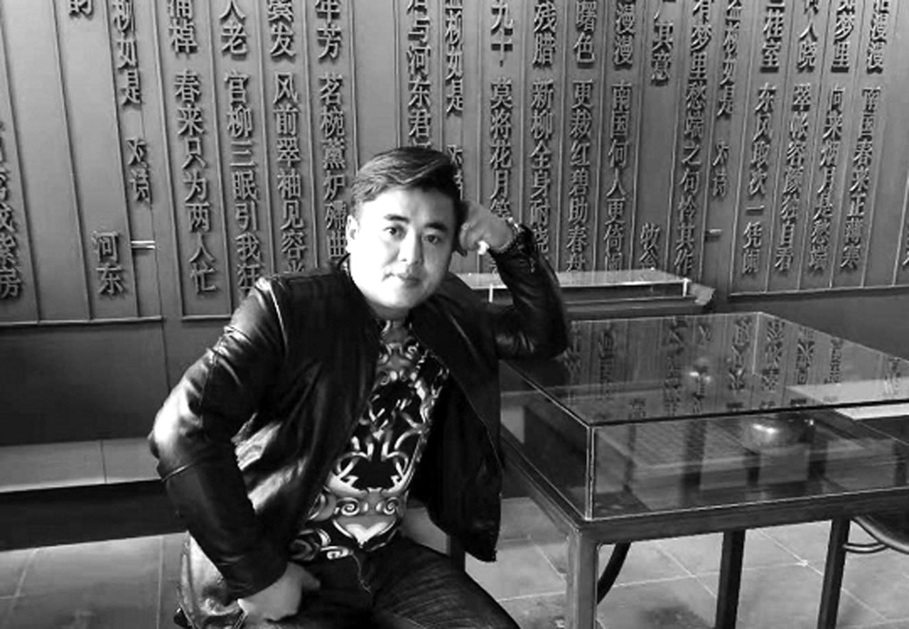 子夜时分 跳入冰冷河中救人 