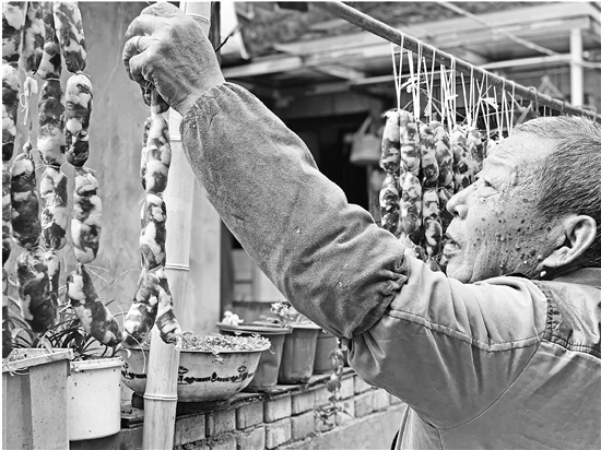 订单排到两年后!古城"香肠王":挑肉比挑女婿仔细