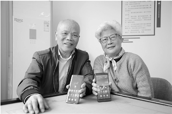 揣着智能手机的老年人:我还没被社会淘汰,还年轻