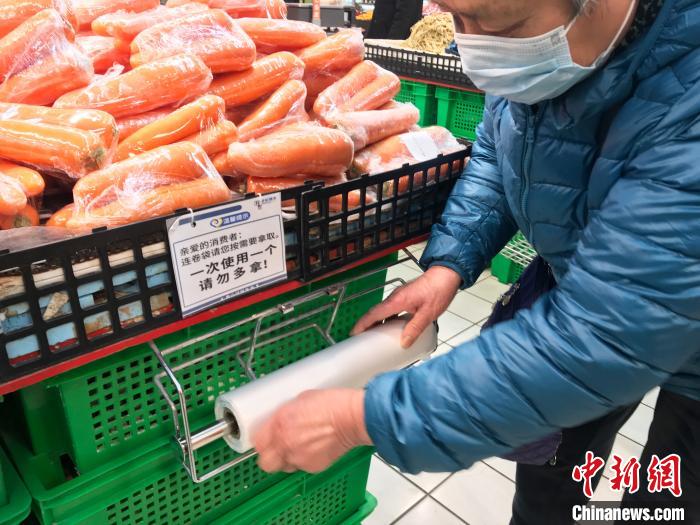 为了食品安全考虑，超市生鲜、熟食等商品还是可以用塑料袋进行包装。　张亨伟 摄